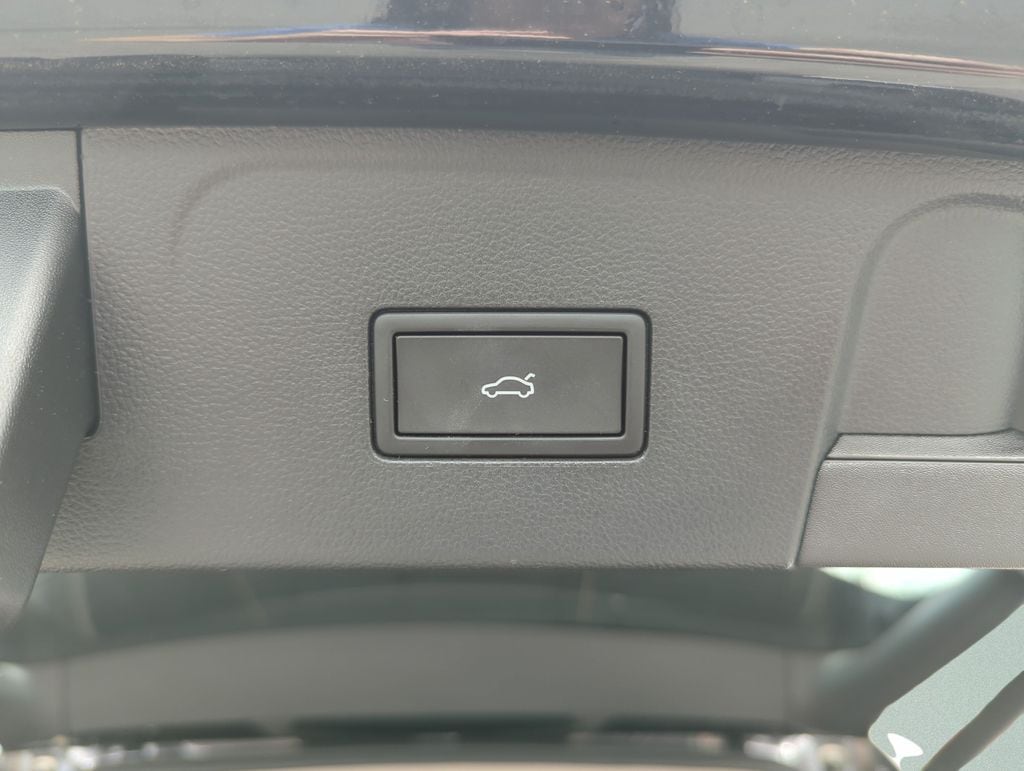 2025 Volkswagen Atlas SE w/Tech - Photo 18