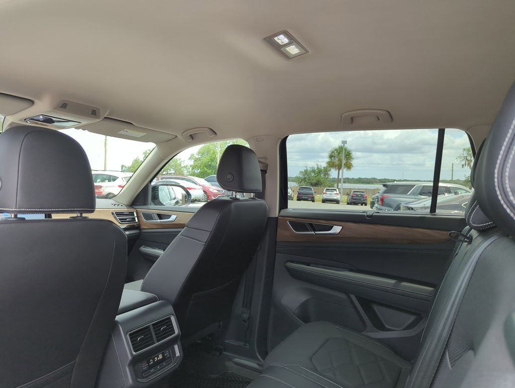 2025 Volkswagen Atlas SE w/Tech - Photo 31