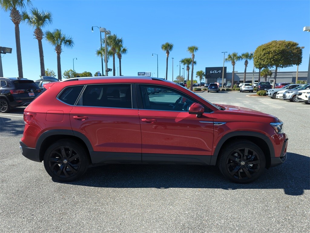 2022 Volkswagen Taos SE photo 2