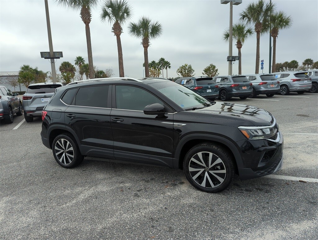 2022 Volkswagen Taos SE photo 2