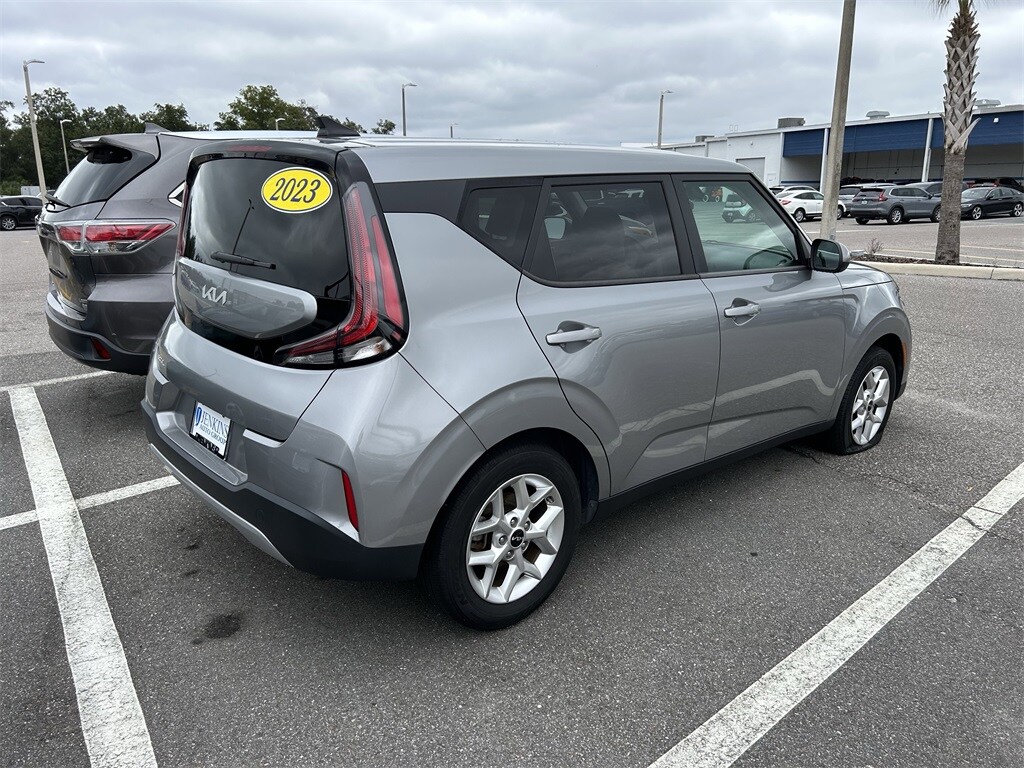 2023 Kia Soul LX photo 2