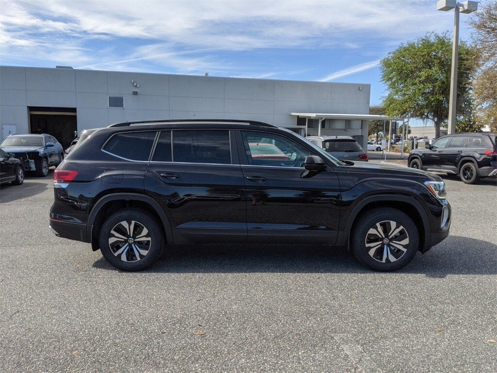 2025 Volkswagen Atlas SE photo 3