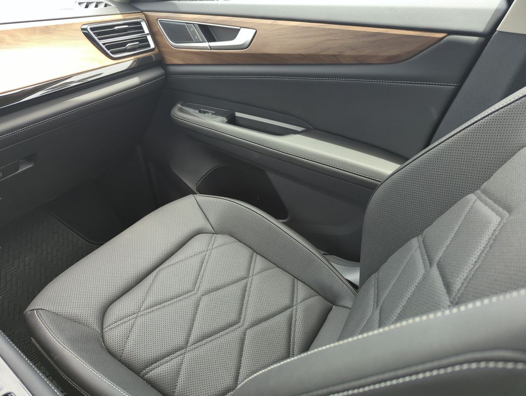 2025 Volkswagen Atlas SE w/Tech - Photo 25