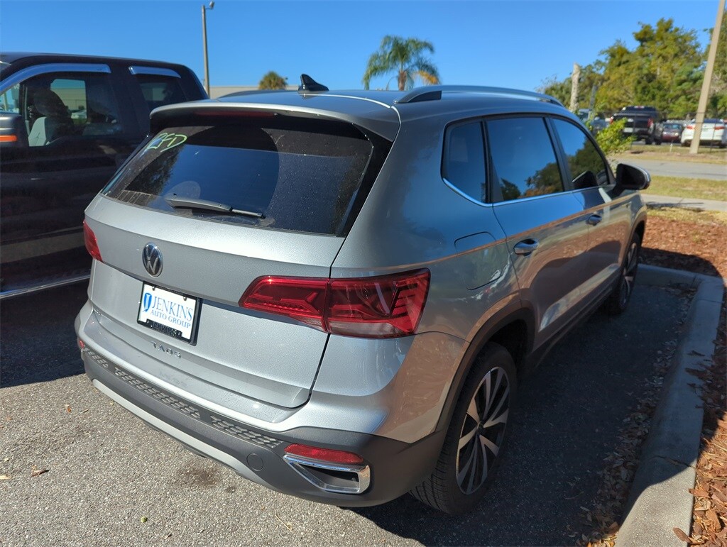 2022 Volkswagen Taos SE photo 2