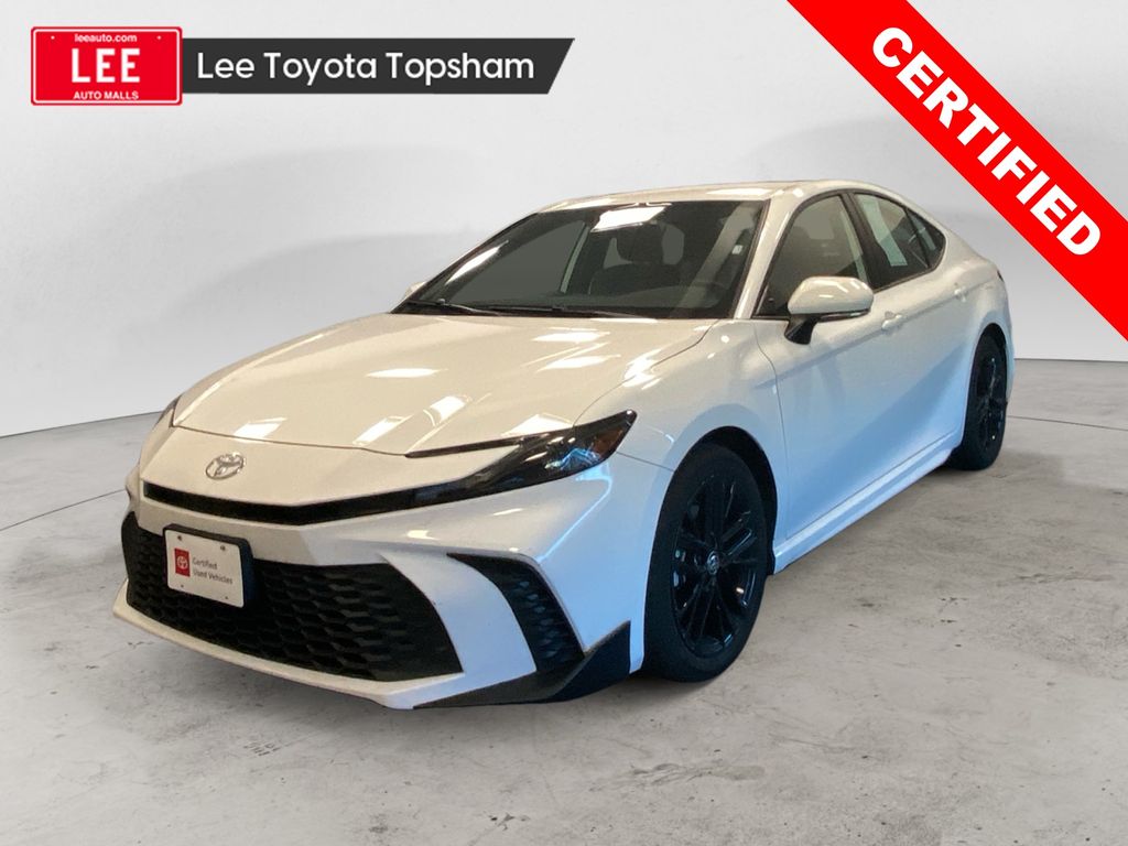 2025 Toyota Camry SE's photo