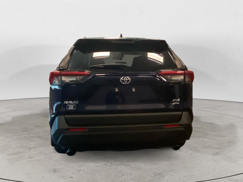 2020 Toyota RAV4 XLE photo 4