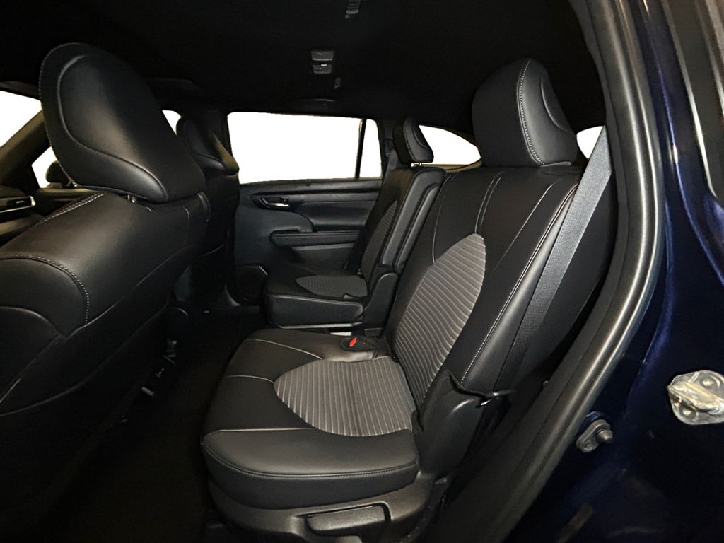 2025 Toyota Highlander XSE - Photo 13