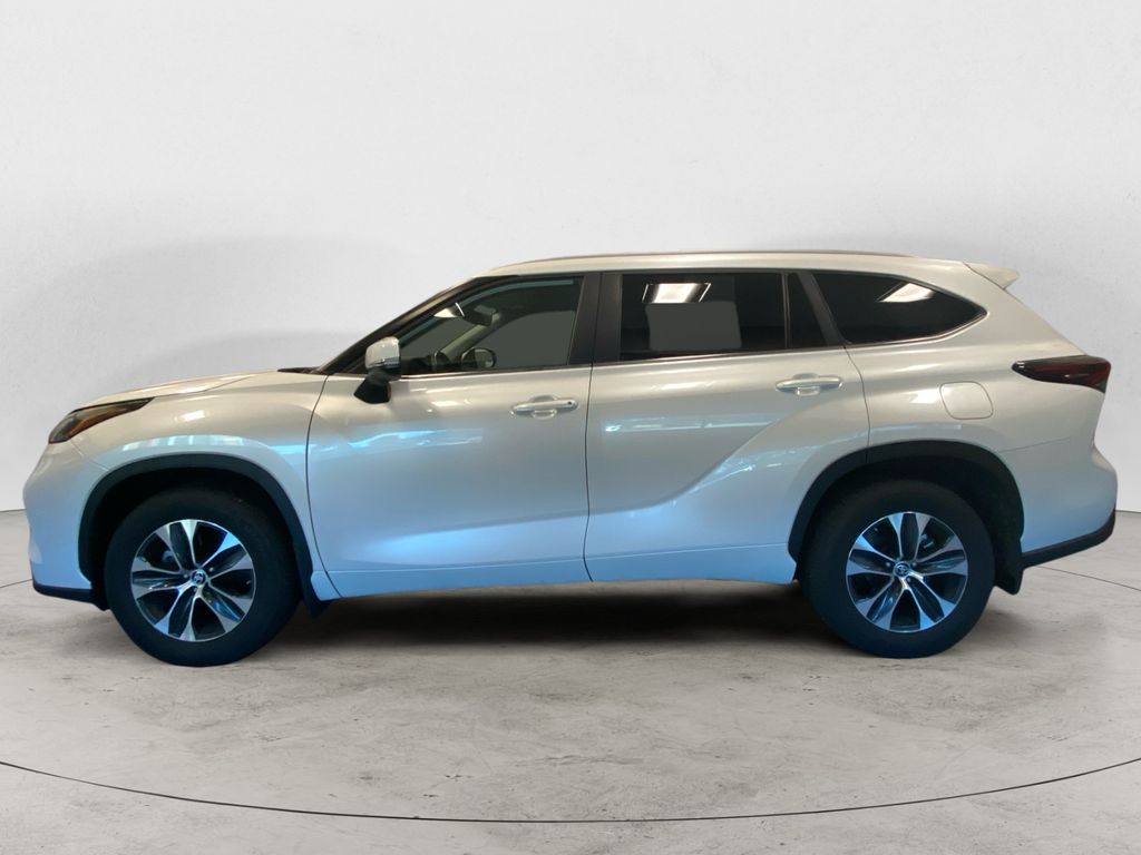2024 Toyota Highlander XLE photo 2