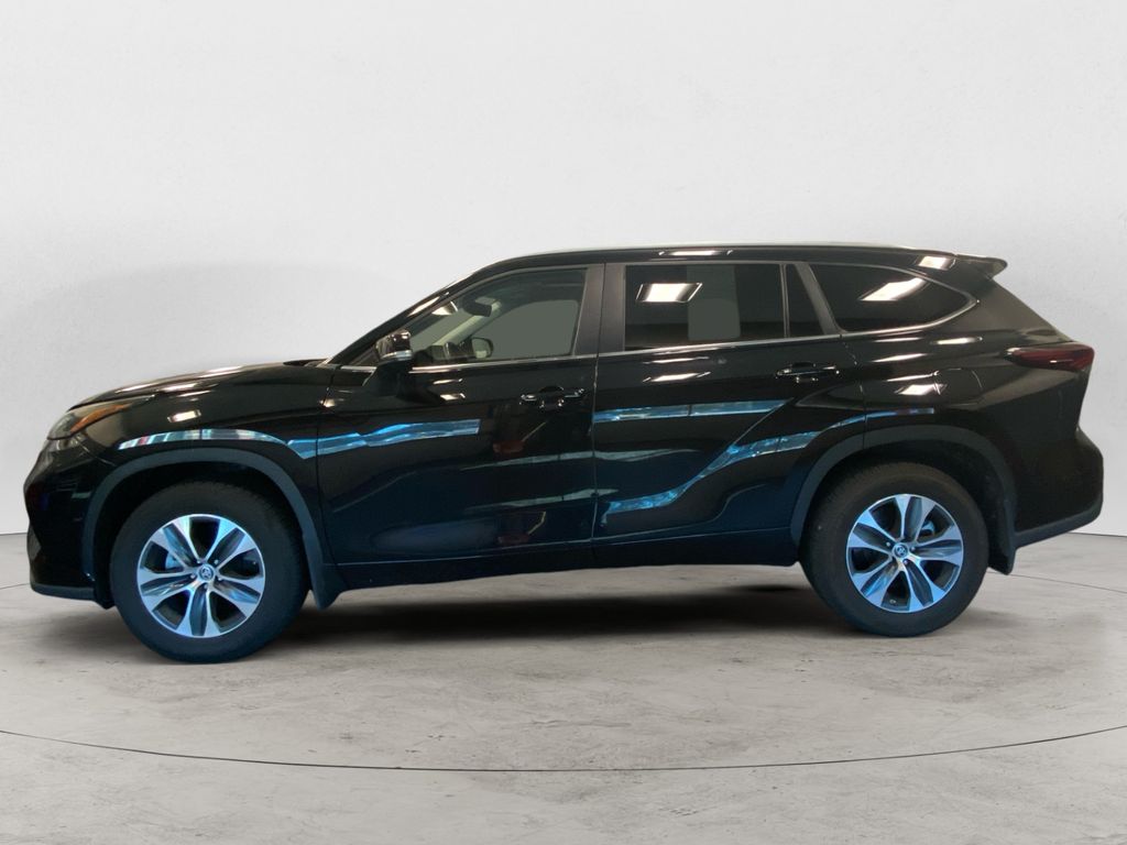 2024 Toyota Highlander XLE photo 2