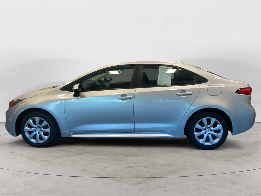 2022 Toyota Corolla LE photo 2