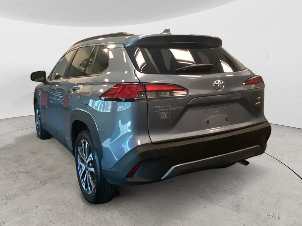 2024 Toyota Corolla Cross XLE photo 3