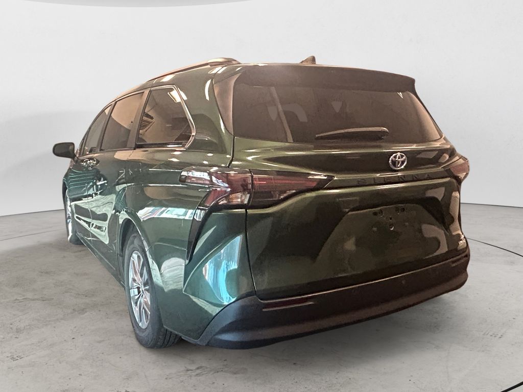 2024 Toyota Sienna XLE photo 3