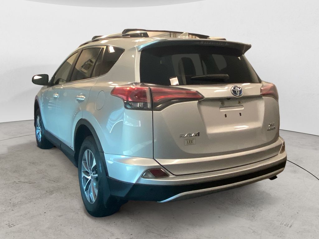 2016 Toyota RAV4 Hybrid XLE photo 3