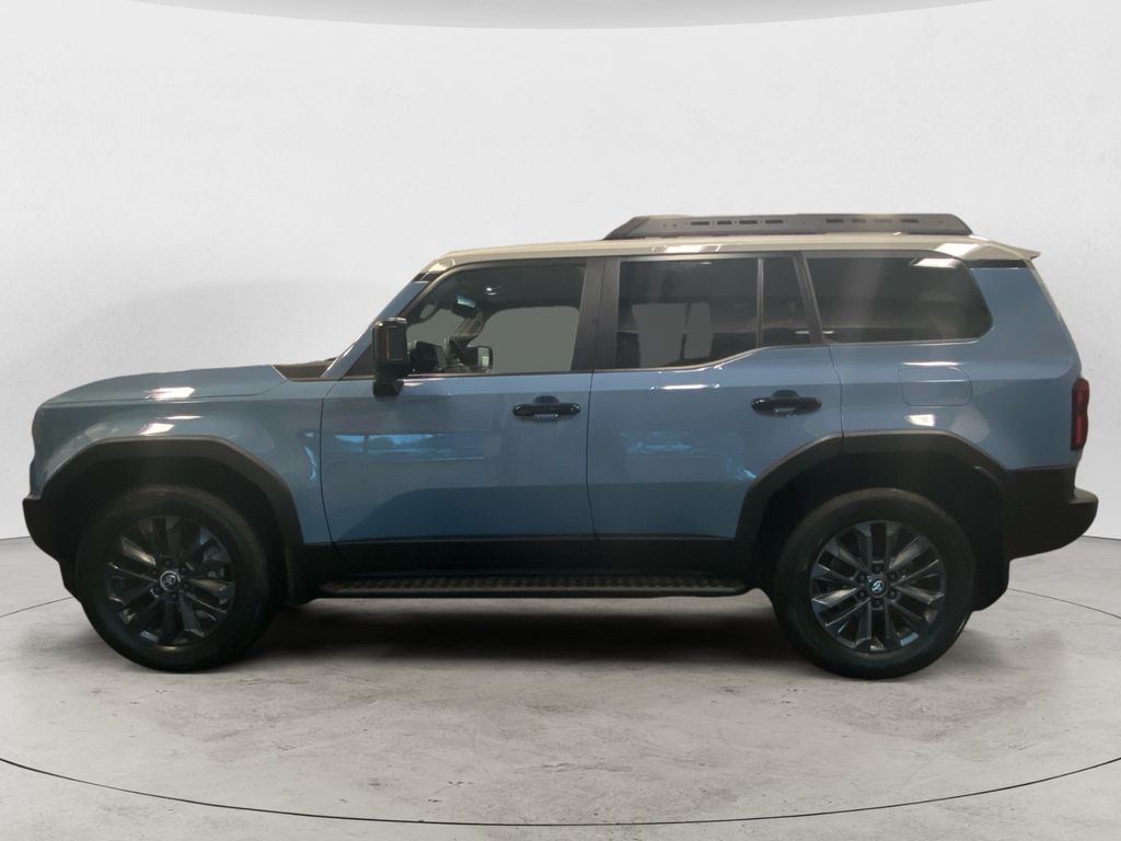 2025 Toyota Highlander Hybrid photo 2