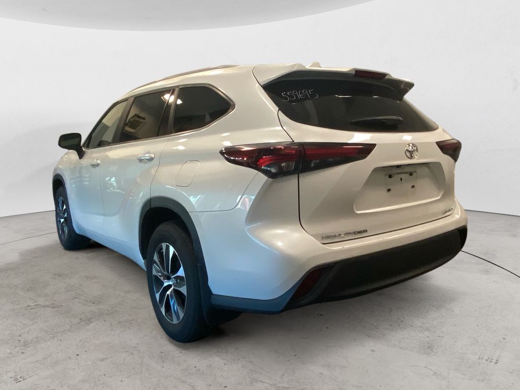 2024 Toyota Highlander XLE photo 3