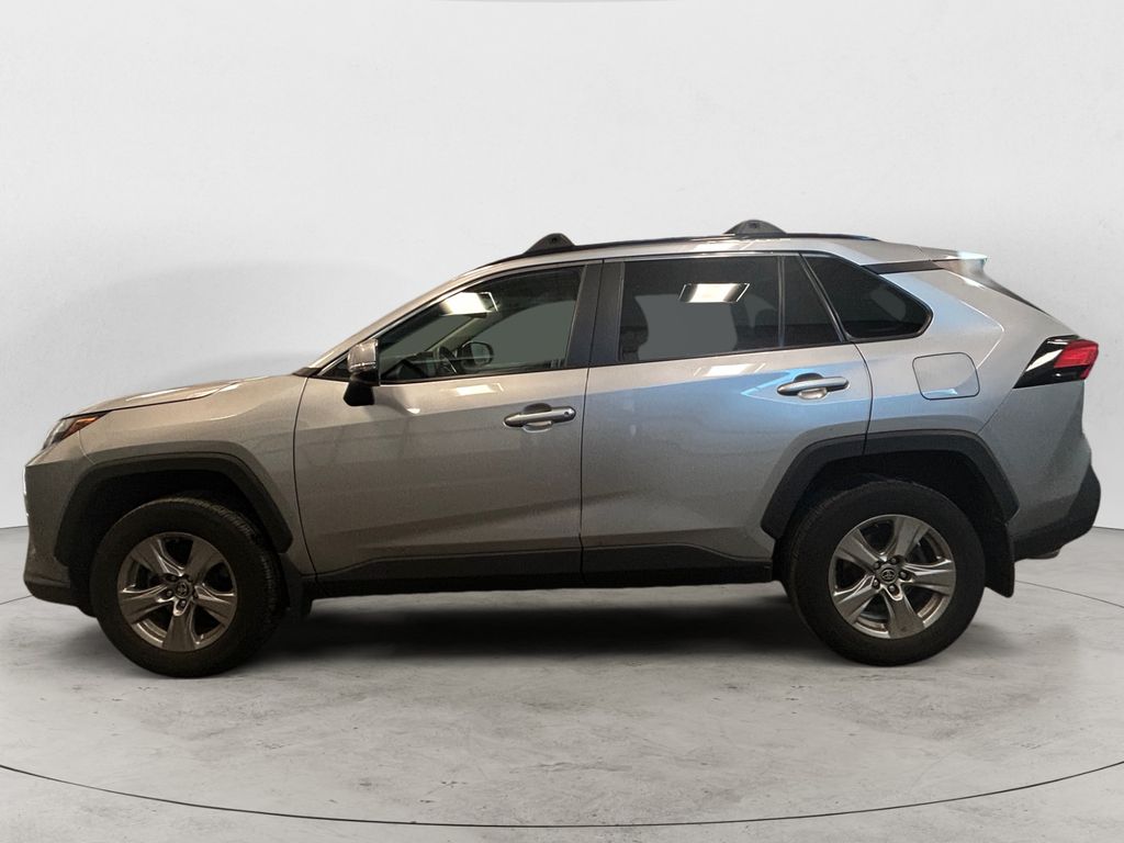 2022 Toyota RAV4 XLE photo 2