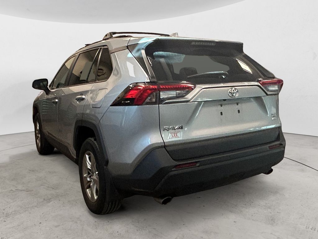 2022 Toyota RAV4 XLE photo 3