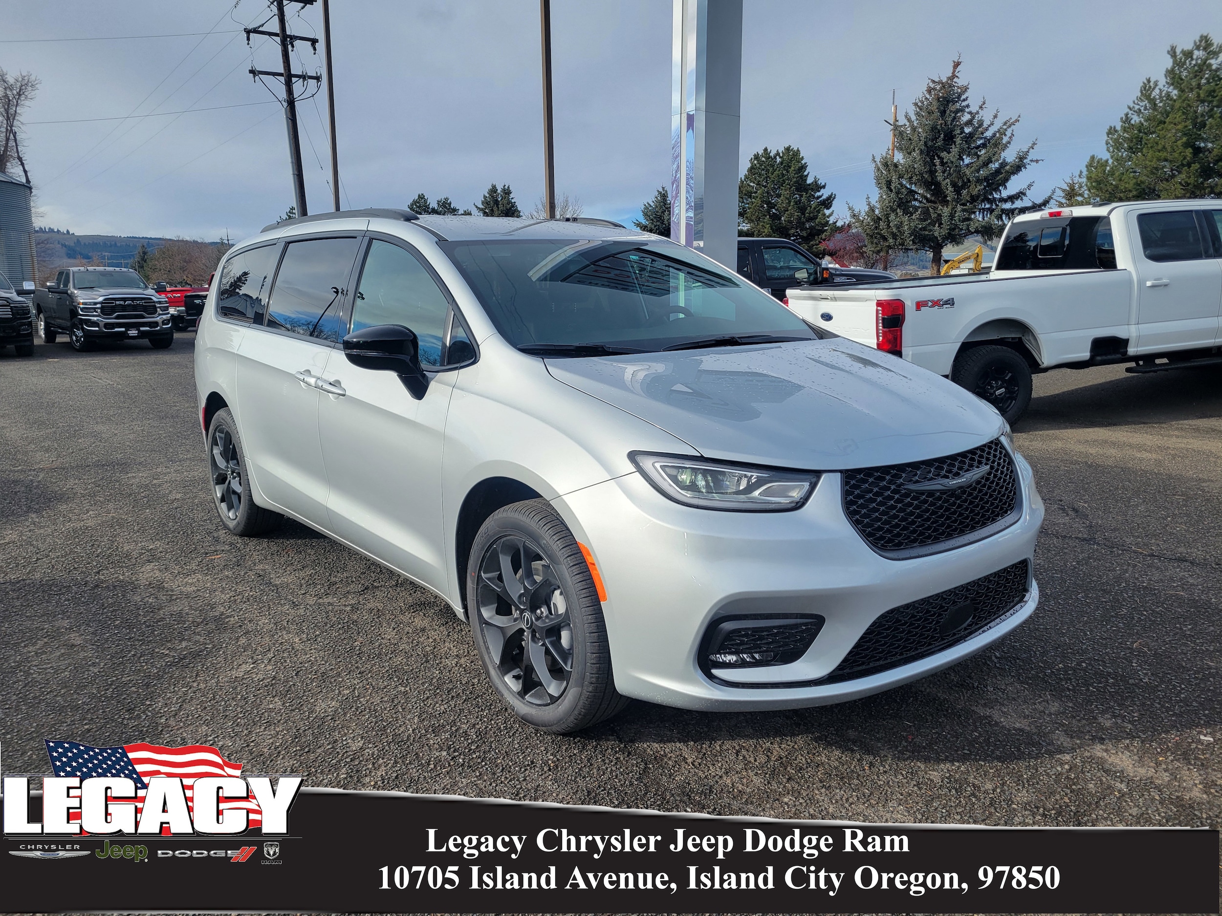 2026 Chrysler Pacifica Select's photo
