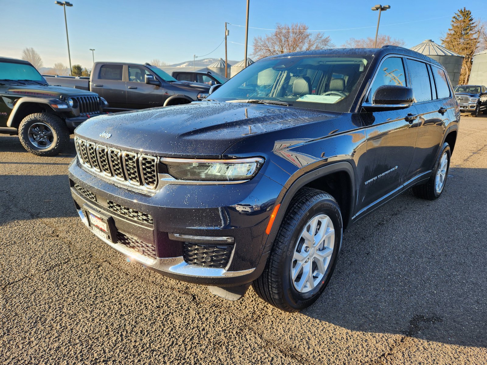 2023 Jeep Grand Cherokee L photo 3