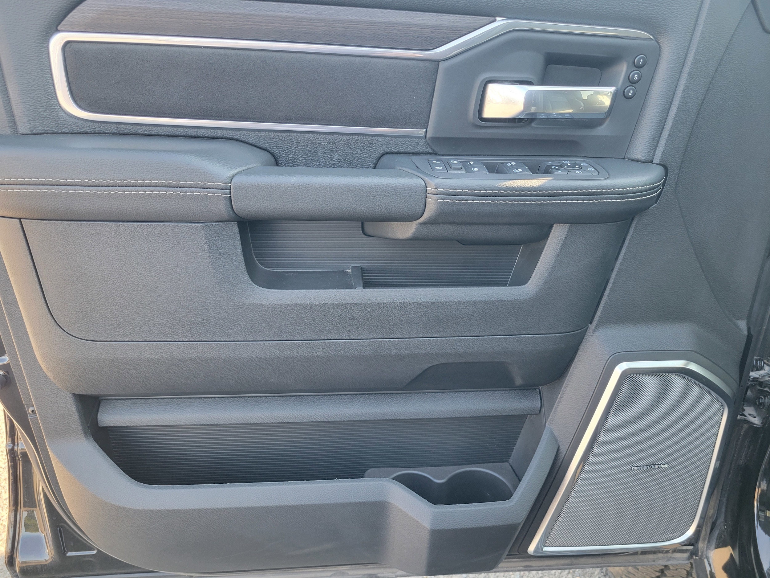 2025 RAM 2500 Laramie - Photo 24