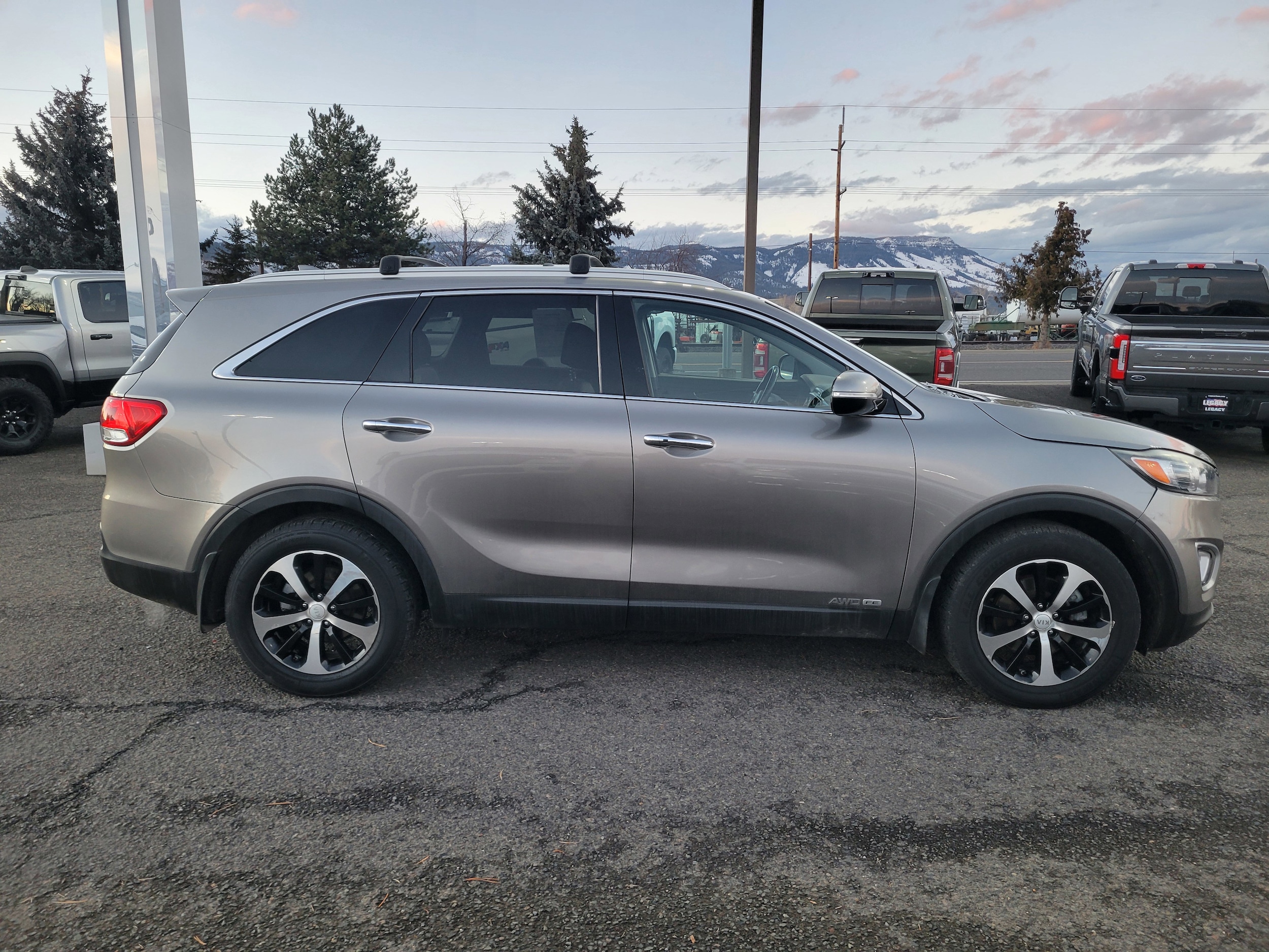 Used 2017 Kia Sorento EX with VIN 5XYPHDA55HG336368 for sale in Island City, OR