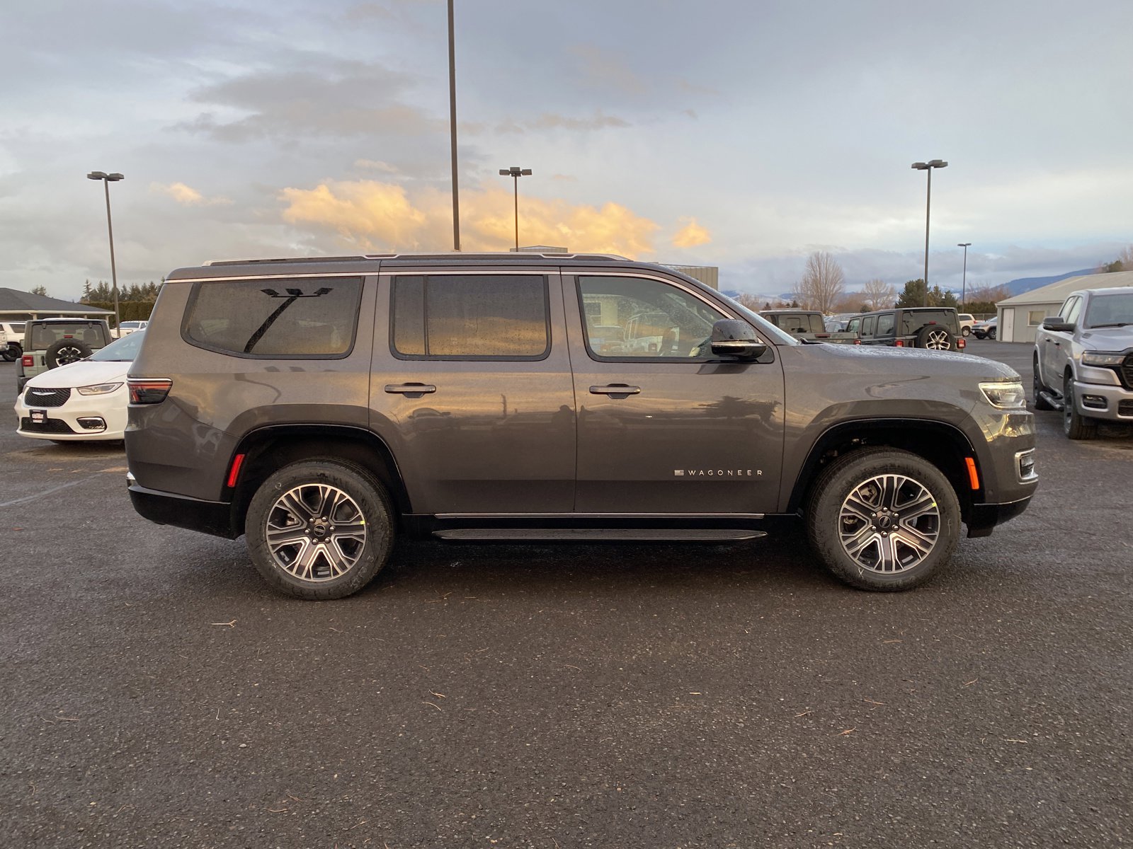 2025 Jeep Wagoneer photo 2