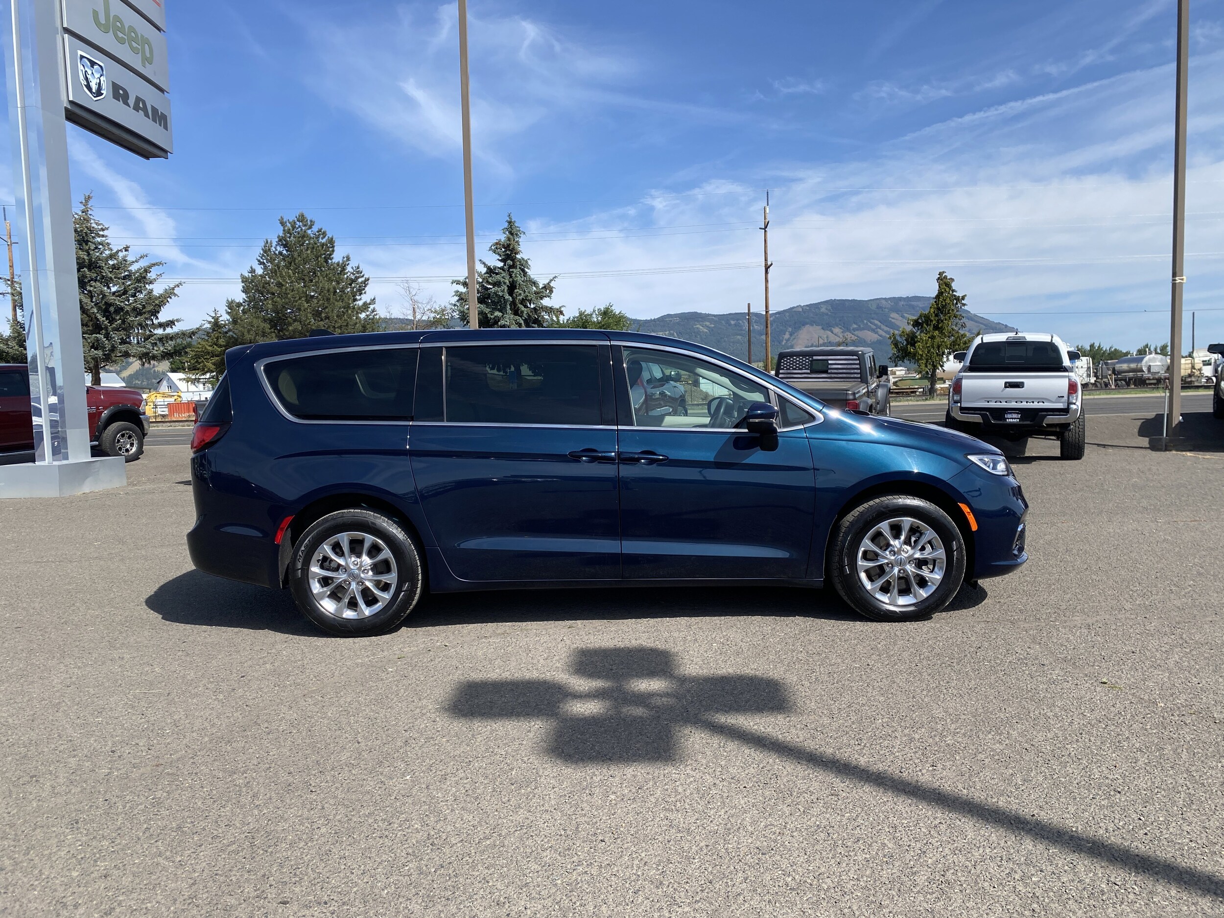 2023 Chrysler Pacifica Touring L photo 2