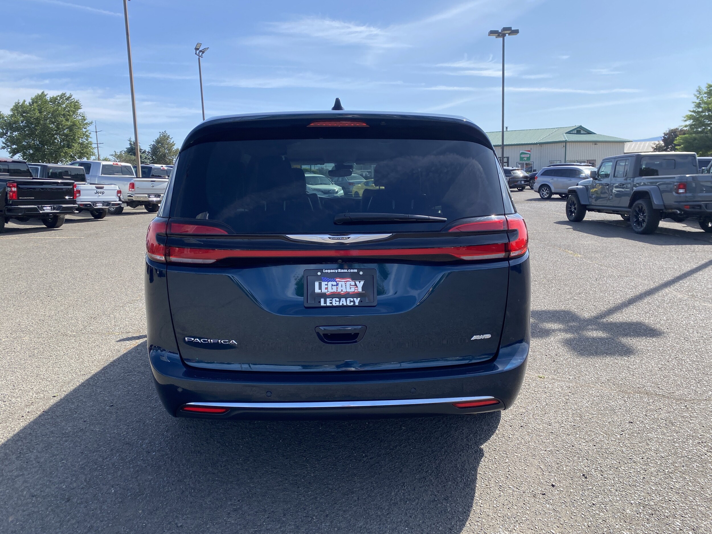 2023 Chrysler Pacifica Touring L photo 4
