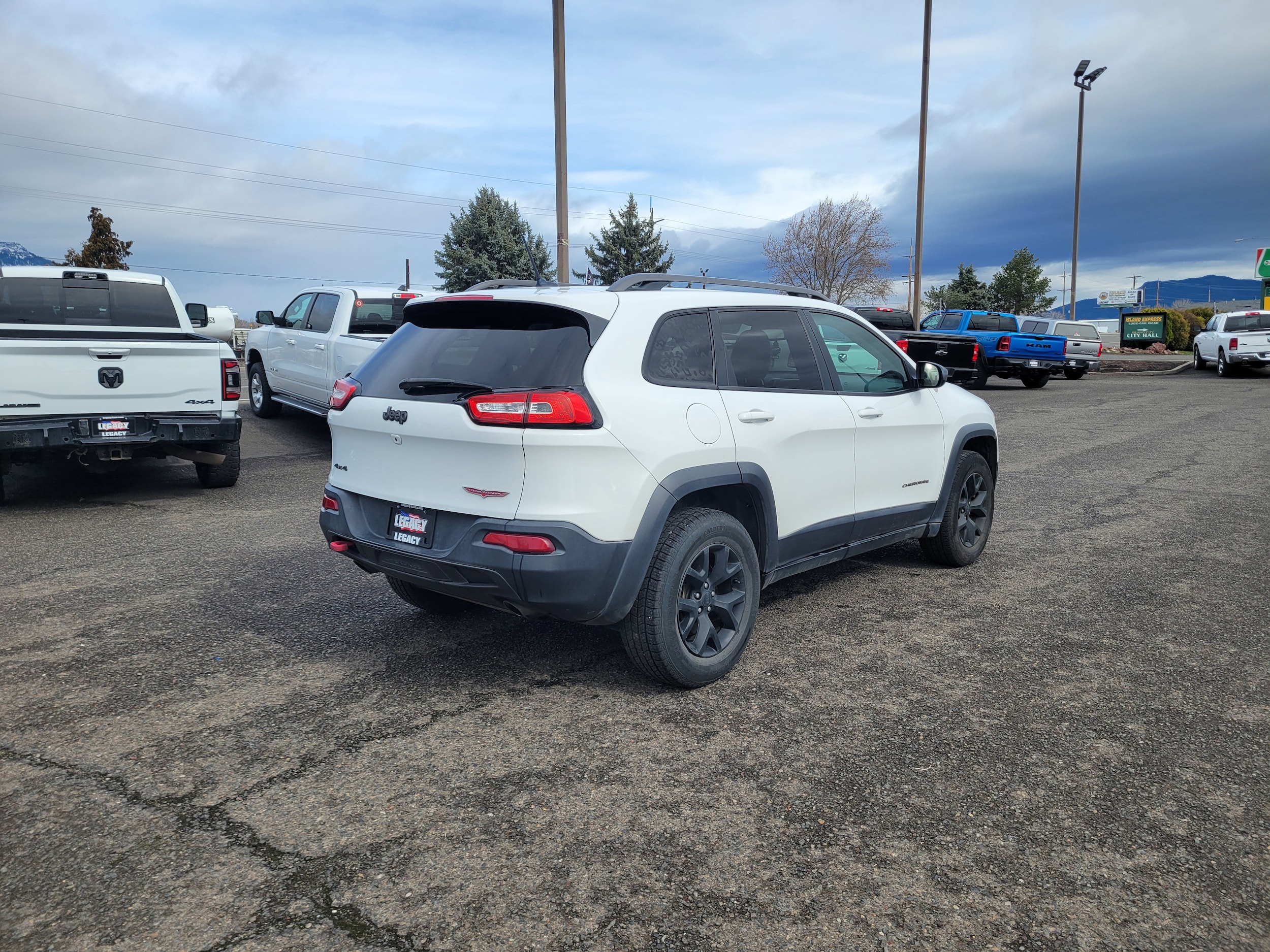Used 2015 Jeep Cherokee Trailhawk with VIN 1C4PJMBS6FW592253 for sale in Island City, OR