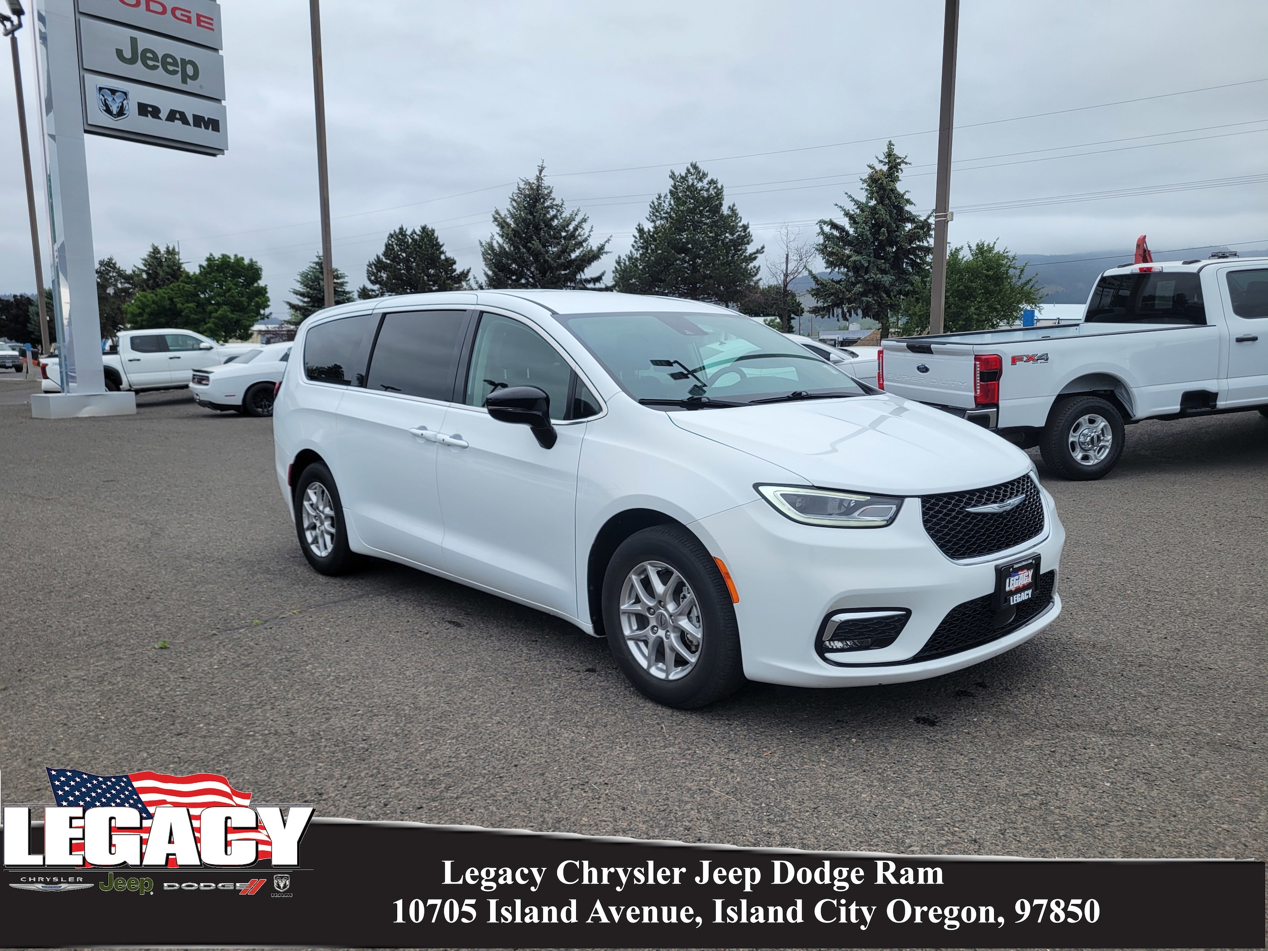 2024 Chrysler Pacifica Touring L's photo