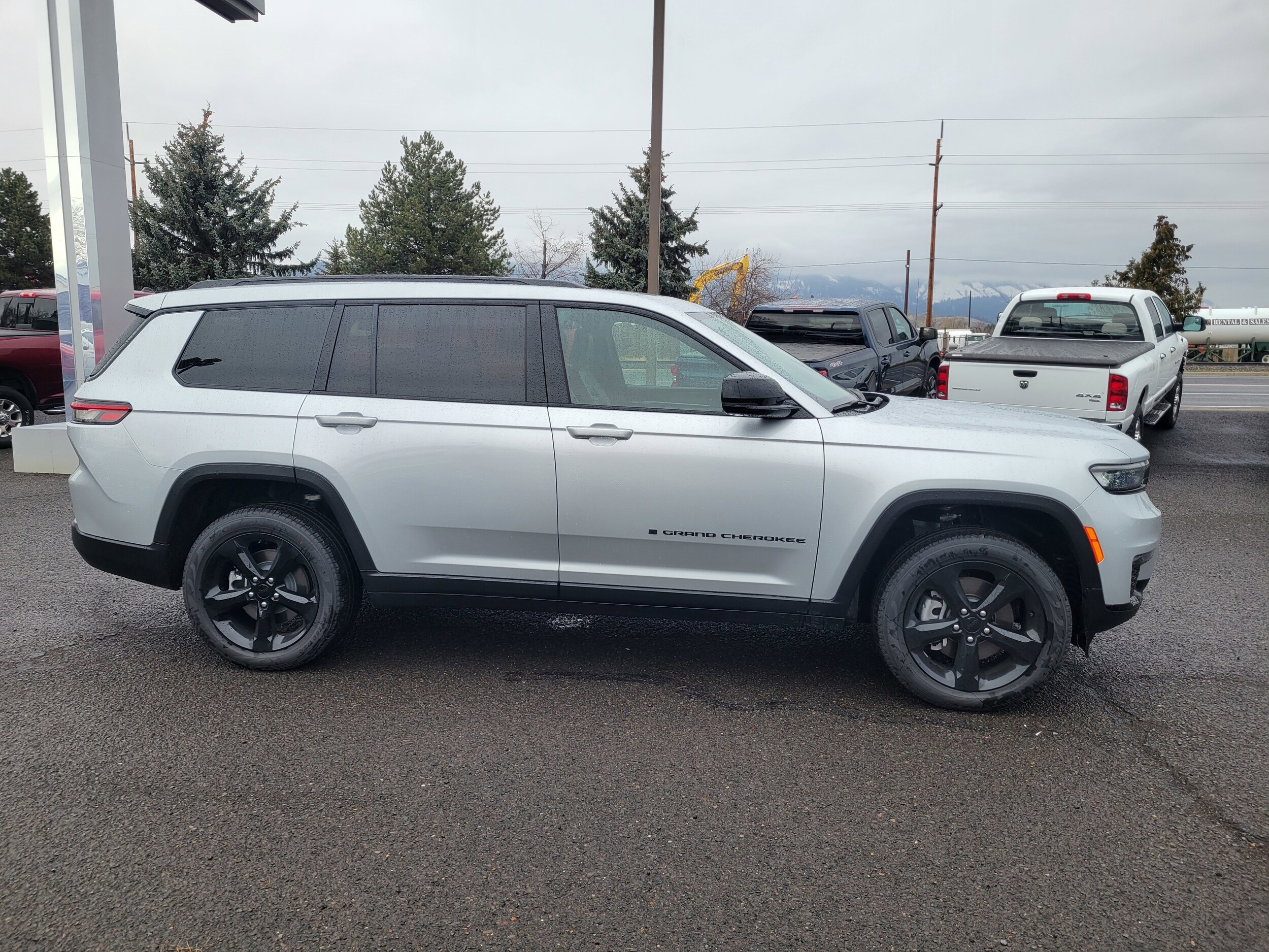 2025 Jeep Grand Cherokee Limited photo 2