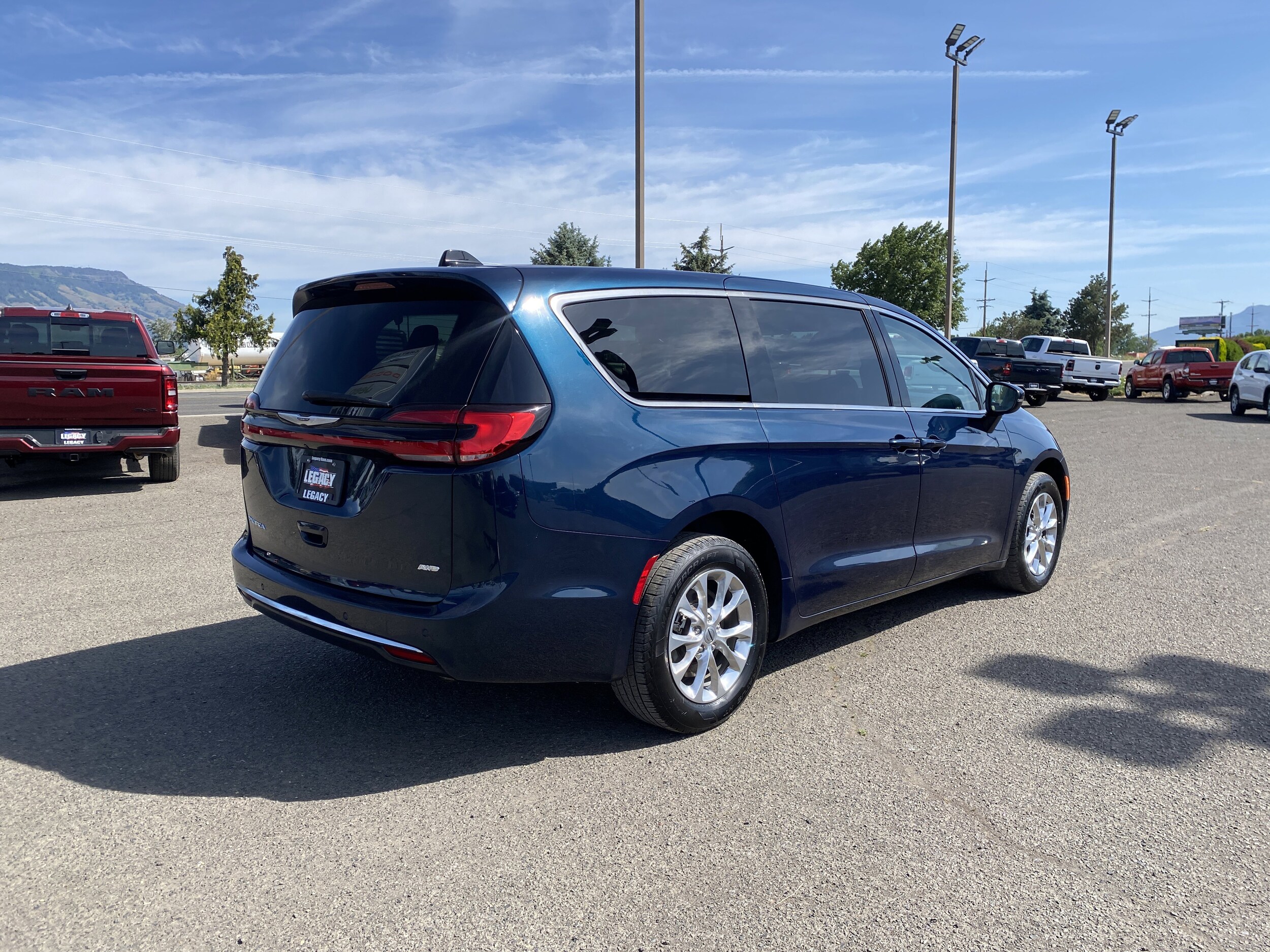 2023 Chrysler Pacifica Touring L photo 3