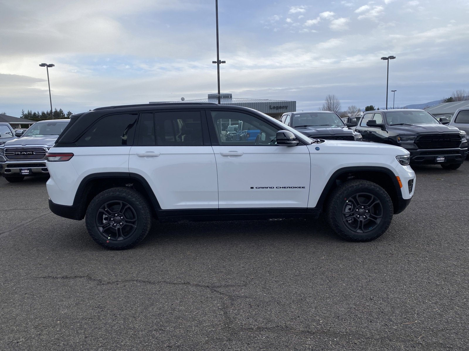 2025 Jeep Cherokee 4xe Trailhawk photo 2