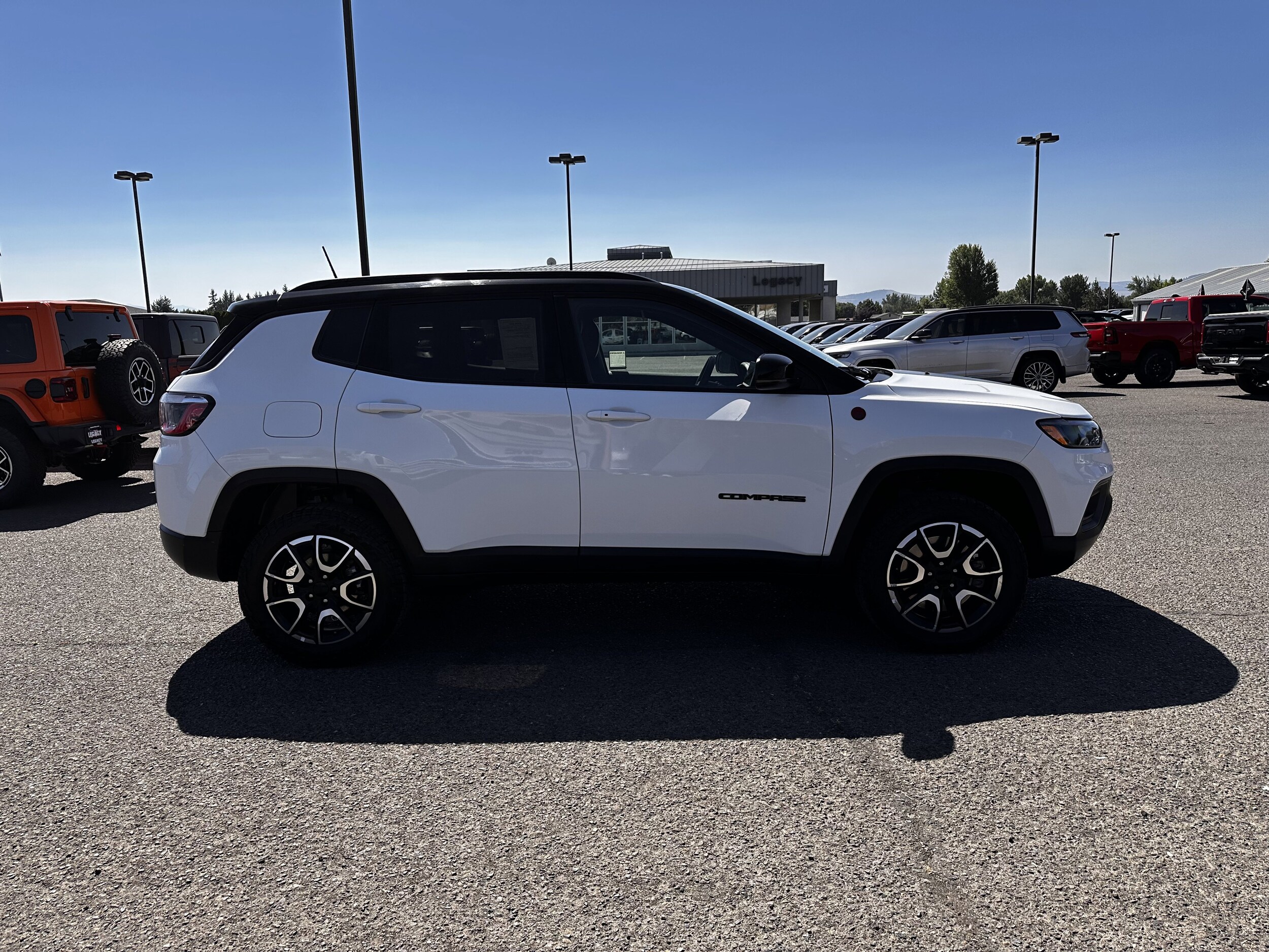 2024 Jeep Compass Trailhawk photo 2