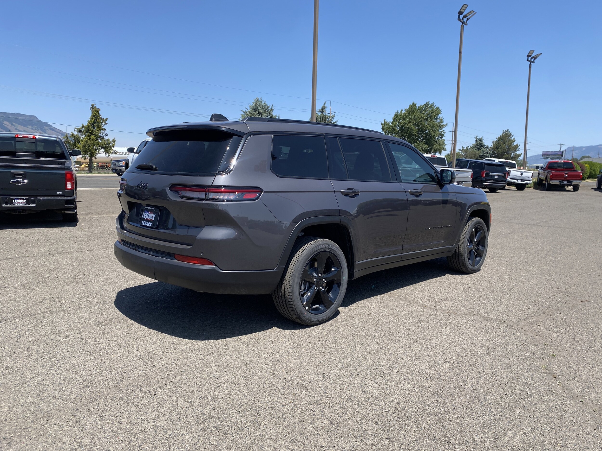 2025 Jeep Grand Cherokee L Summit Reserve photo 3