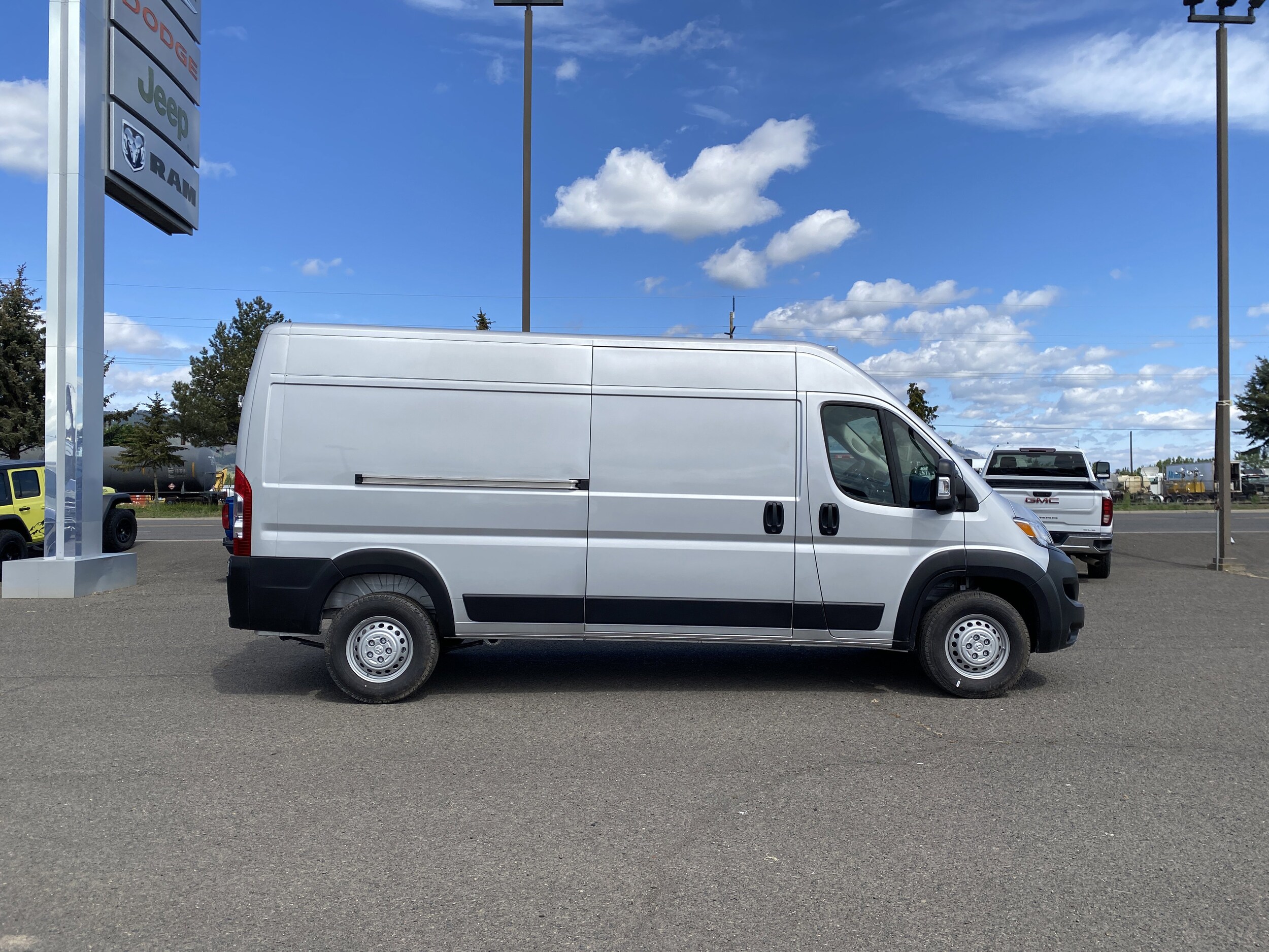 2025 Ram ProMaster 2500 Cargo Van photo 2