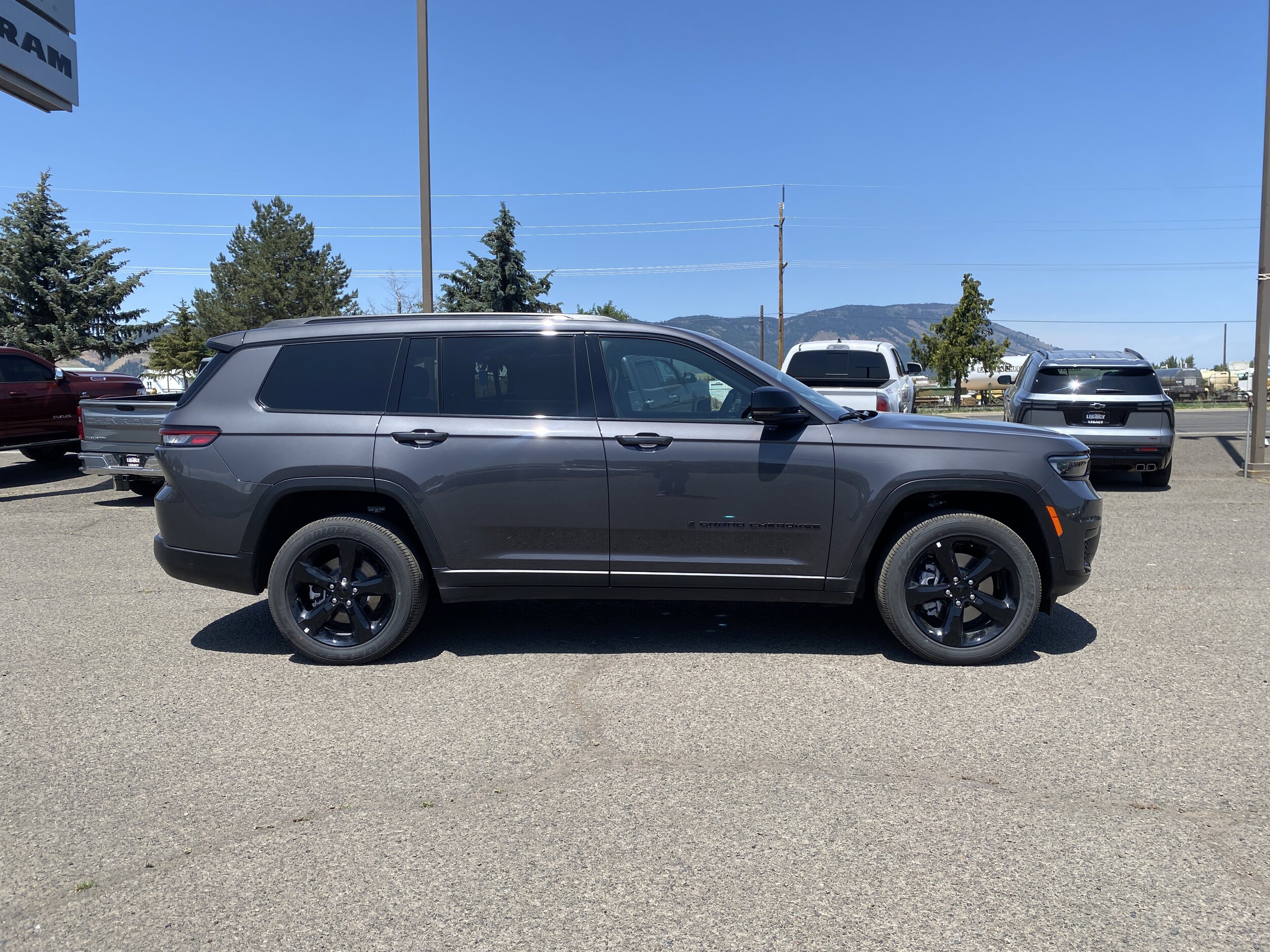 2025 Jeep Grand Cherokee L Summit Reserve photo 2