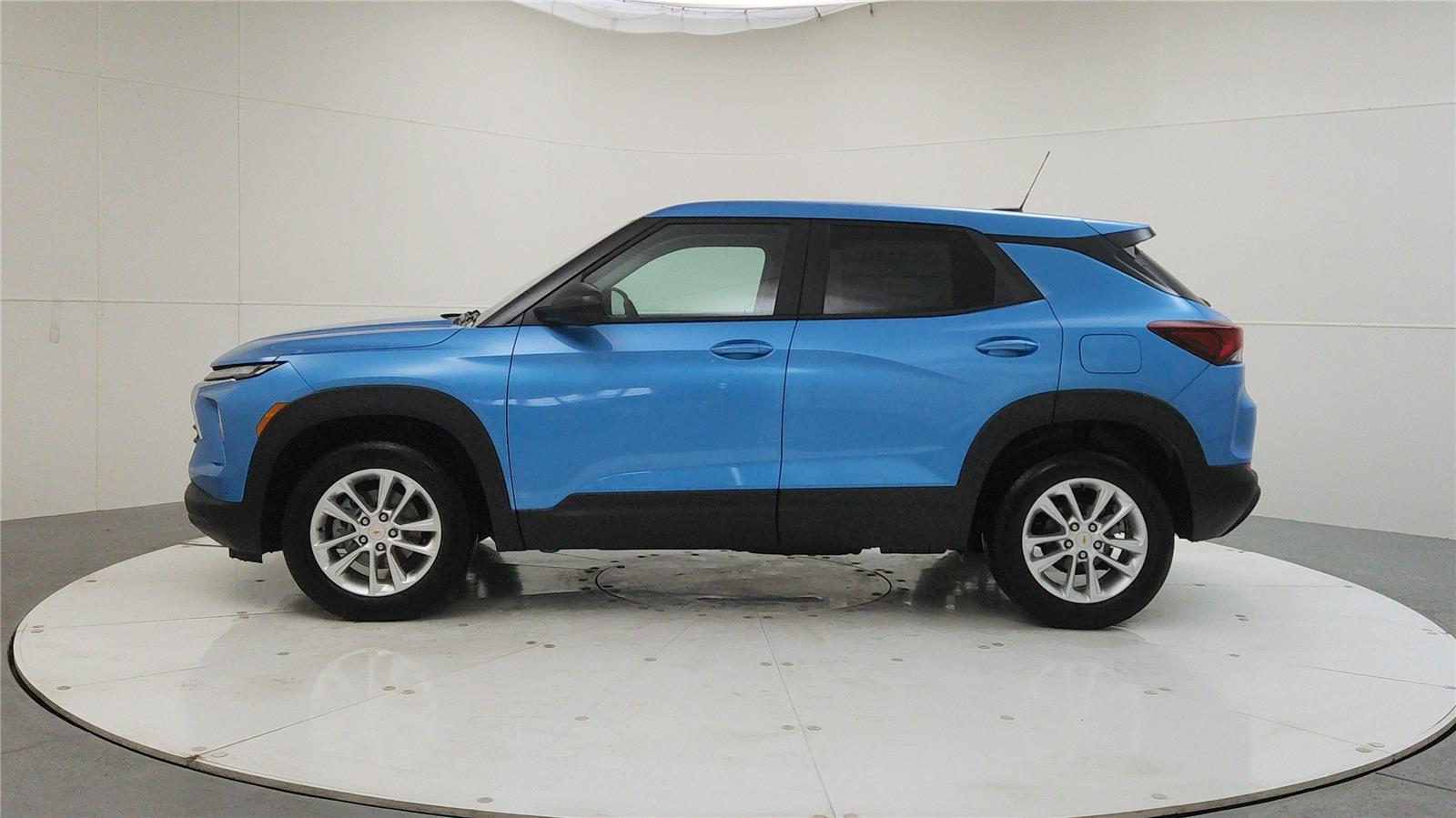 2026 Chevrolet Trailblazer LS photo 2