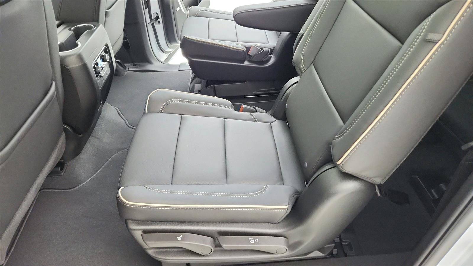 2026 Chevrolet Suburban Premier - Photo 22