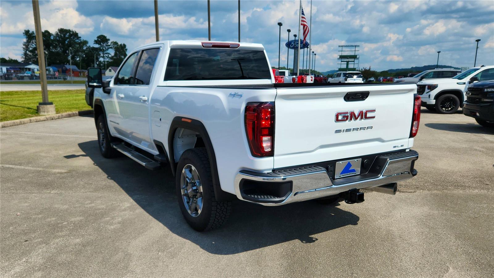2025 Gmc Sierra 2500 HD SLE photo 3