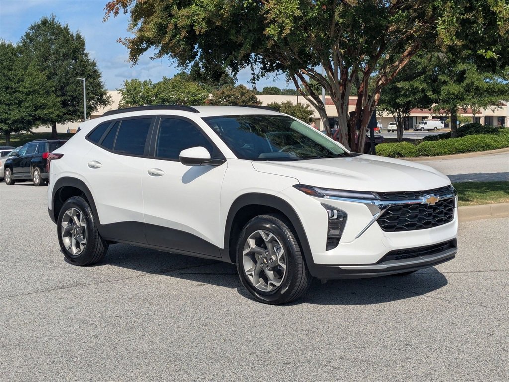 2025 Chevrolet Trax LT photo 2