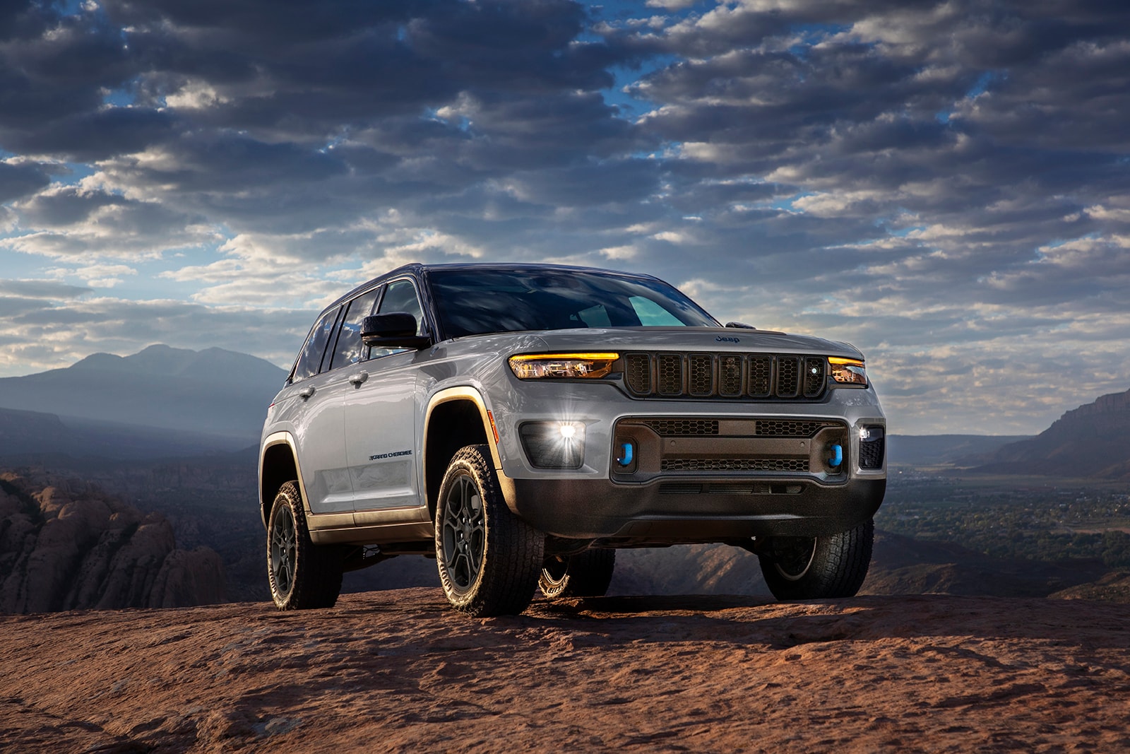 24_grand_cherokee_4xe_.jpg