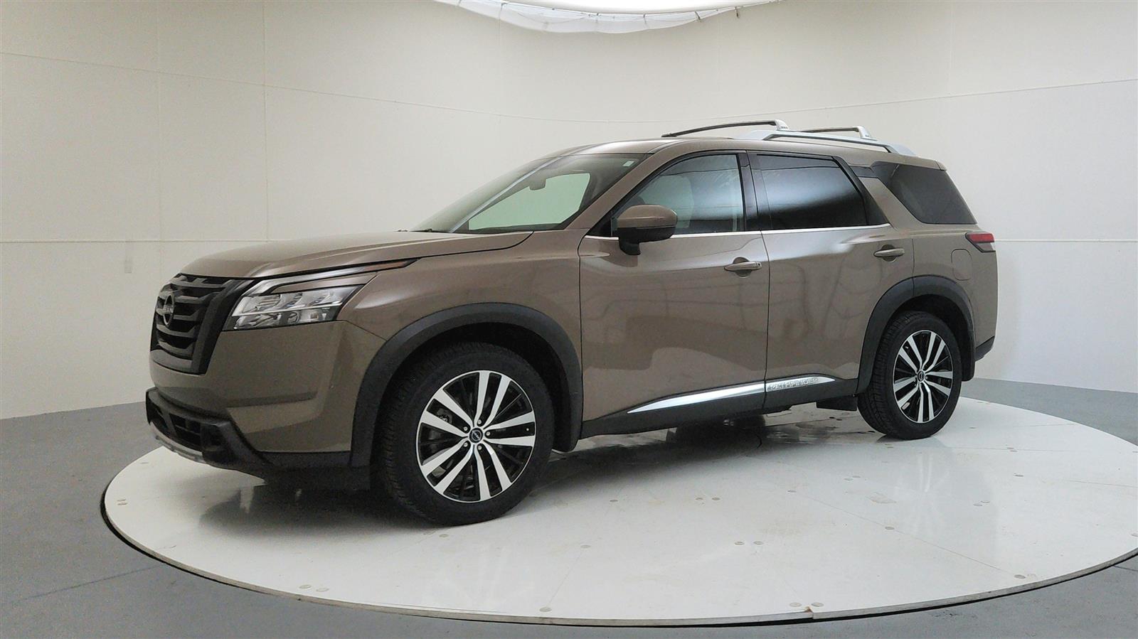 2023 Nissan Pathfinder Platinum photo 3