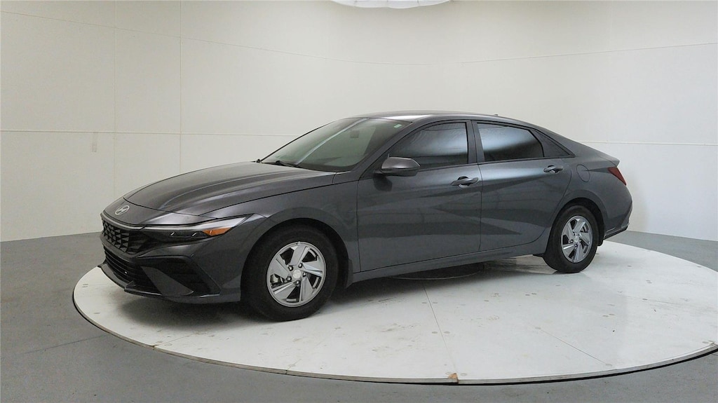 Used 2024 Hyundai Elantra SE Sedan