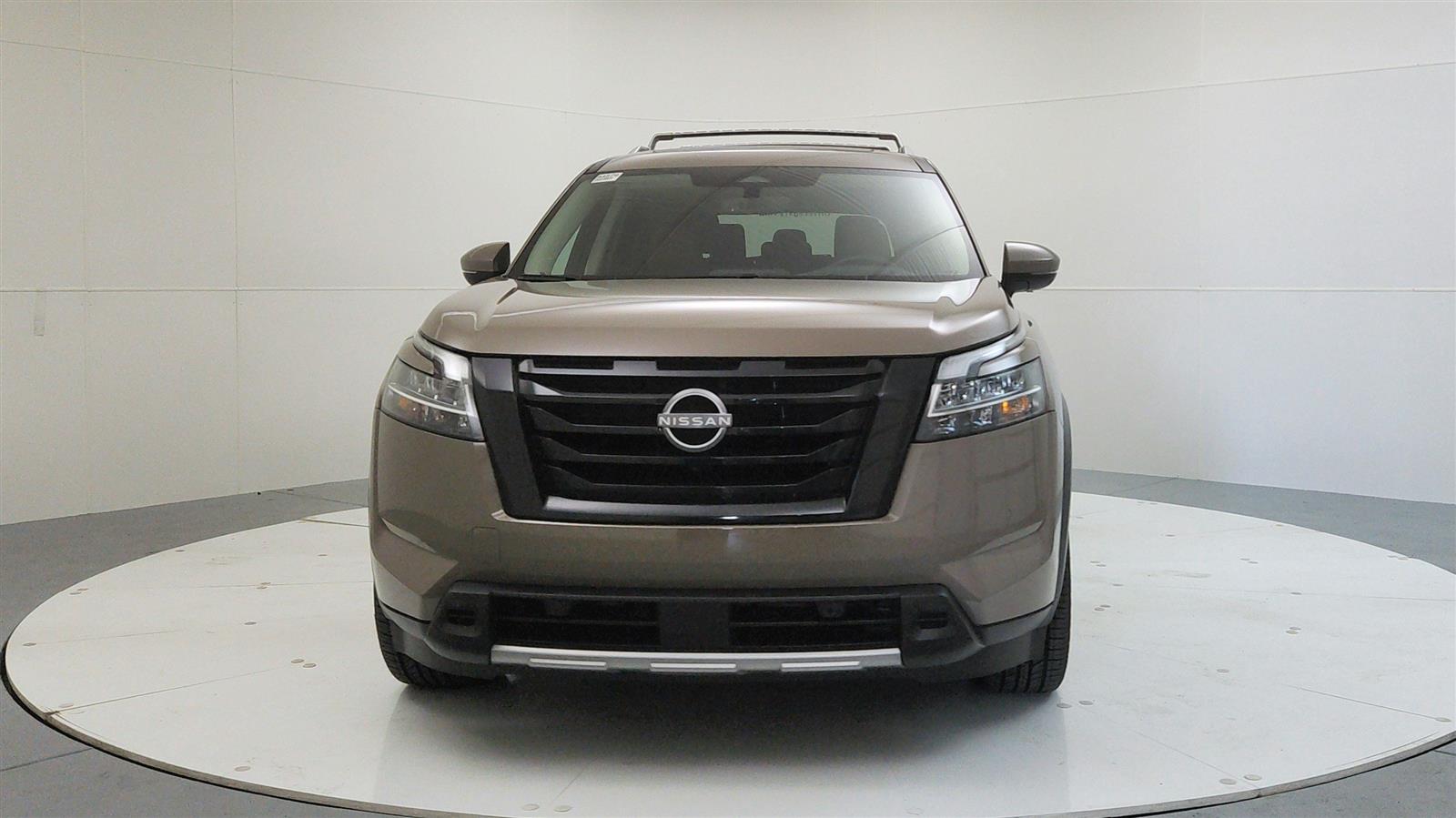 2023 Nissan Pathfinder Platinum photo 2