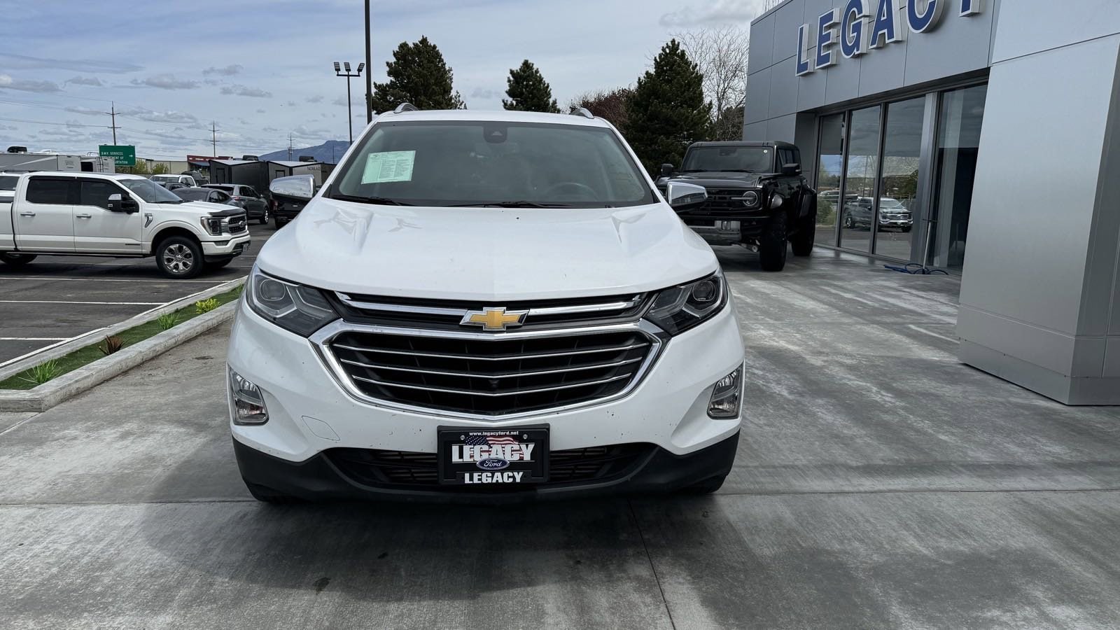 Used 2020 Chevrolet Equinox Premier with VIN 2GNAXXEV1L6241811 for sale in La Grande, OR