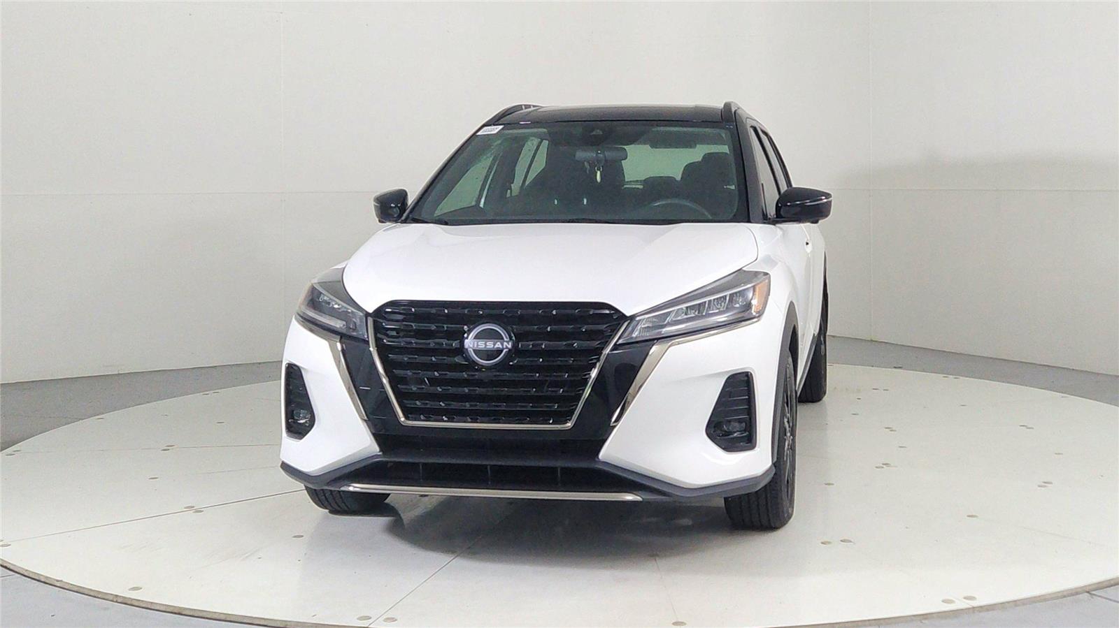 2024 Nissan Kicks SR photo 2