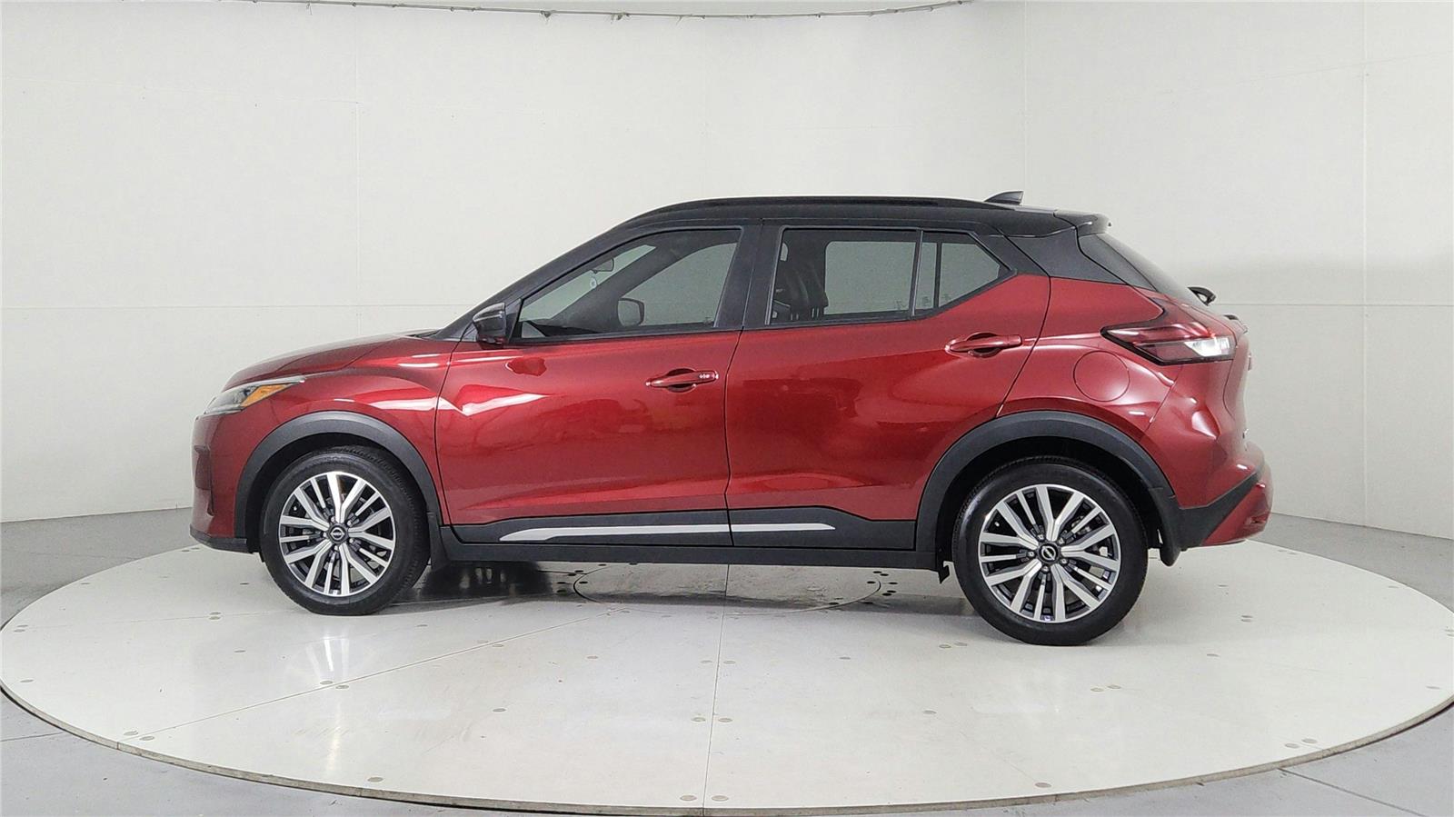2023 Nissan Kicks SR photo 4