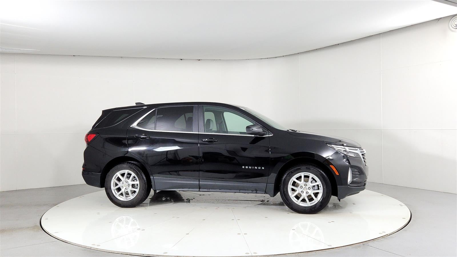 Used 2022 Chevrolet Equinox LT with VIN 3GNAXJEV4NL130665 for sale in London, KY