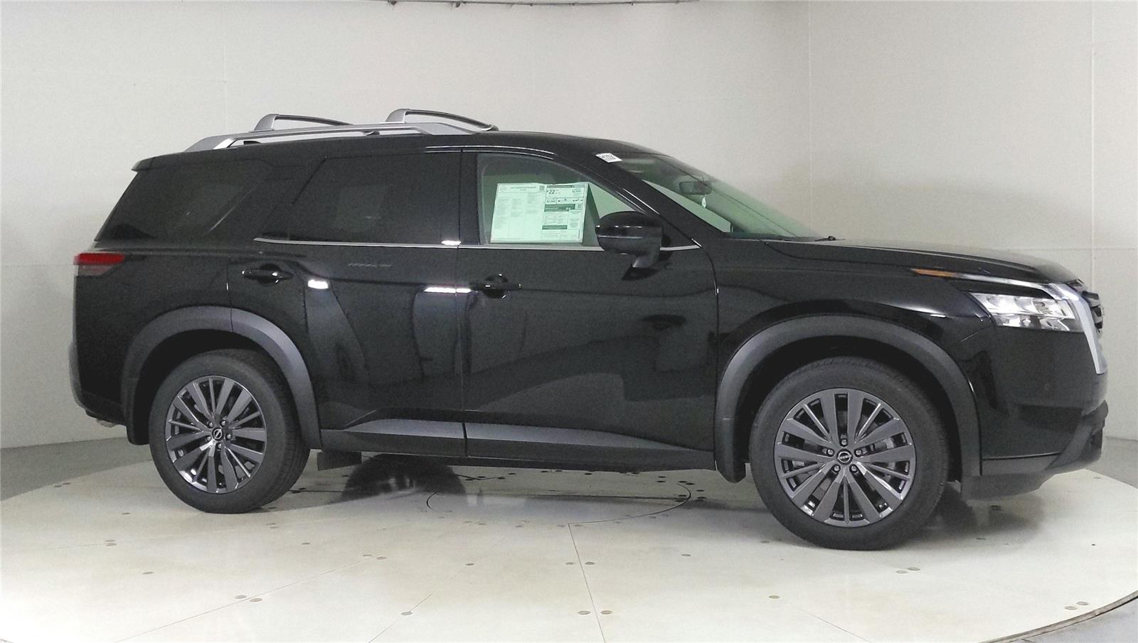 2023 Nissan Pathfinder SL photo 2